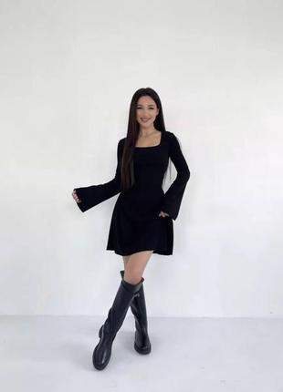 Коктейльное платье мини с квадратным декольте и длинным рукавом черное 42/44