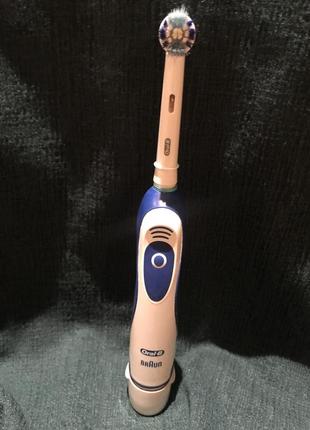 Зубна електрощітка  на батарейках oral-b braun1 фото