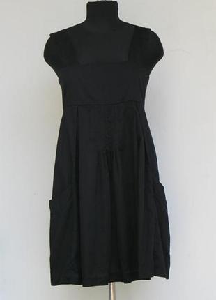 Сарафан чорного кольору приємний до тіла.