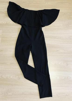 Красивий чорний комбінезон з воланом