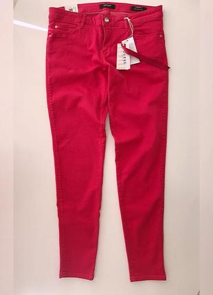 Женские джинсы малинового цвета guess (италия) размер 31