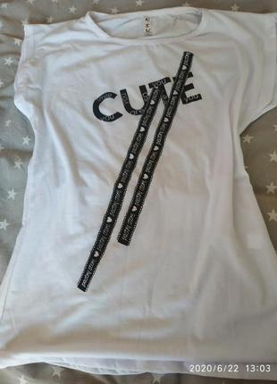 Белоснежная футболка,с интересным принтом, турция.