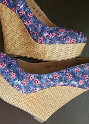 Крутые туфли на танкетке