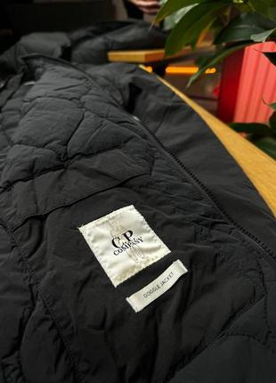 Оригінальна чоловіча куртка c.p. company з лінзами чорного кольору5 фото