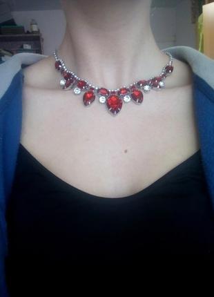 Оздоба на шию , кольє з червоним камінням