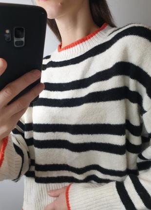 Актуальний теплий светр оверсайз у смужку к контрастним елементом смугастий коміром під горло вкорочений кроп із широким рукавом5 фото
