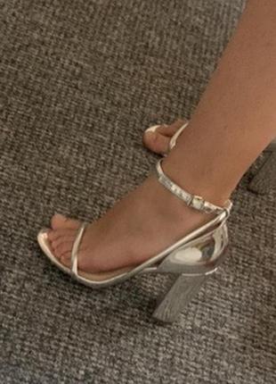Красивые серебрянные босоножки на каблуке3 фото