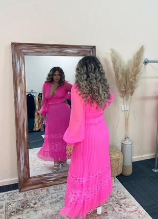 Ярко-розовое эксклюзивное плиссированное платье миди с глубоким вырезом и кружевной вставкой по краю asos design tall uk 183 фото