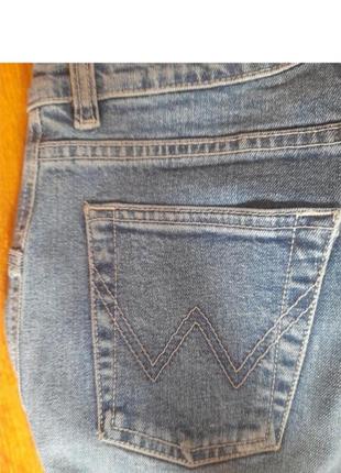 Джинсы марки wrangler. классического покроя с лёгкм и кльршем4 фото