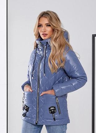 Лакова жіноча демісезонна куртка артикул 504 колір джинс блакитна блакитного кольору6 фото