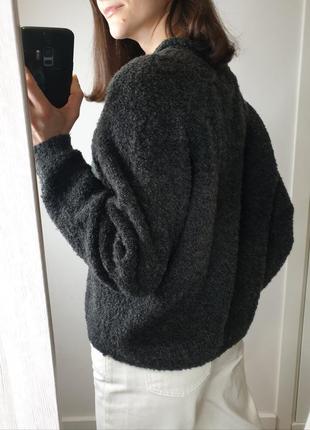 Стильный базовый теплый серый укороченный свитер вязаный меланж шерсть в составе с воротником стойкой под горло гольф кроп джемпер8 фото