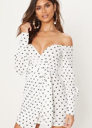 Плаття з поясом prettylittlething біле в горох сукня з довгими рукавами