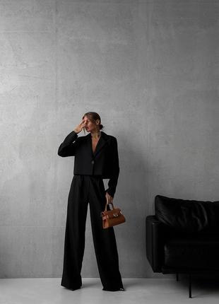 Женский классический деловой костюм с укороченным жакетом/пиджак и брюки прямого кроя3 фото