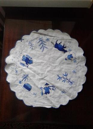 Белая хлопковая круглая салфетка с вышивкой