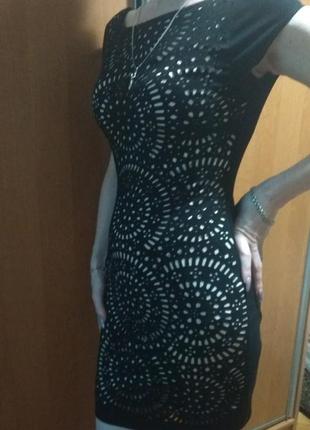 Маленькое черное платье с кружевным узором