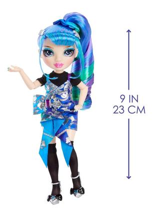 Rainbow high junior high special edition holly de'vious - сине-зеленая модная кукла 9 дюймов с аксессуарами и мягким рюкзаком3 фото