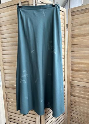 Сатиновая юбка миди с цветочным принтом1 фото
