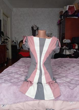 Платье серое с бело-розовым орнаментом