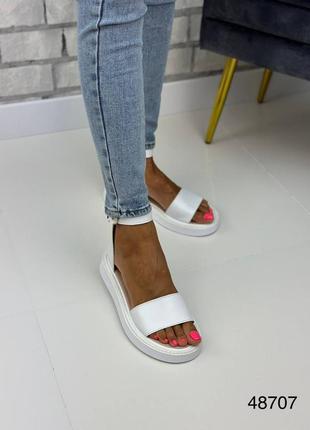 Босоножки кожаные