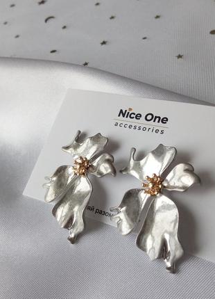 Красивые серебристые серьги цветы.2 фото