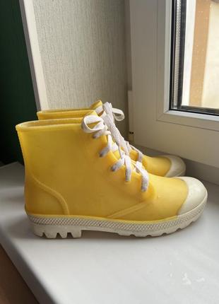 Желтые резиновые сапоги на шнурках