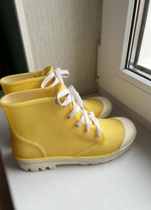 Желтые резиновые сапоги на шнурках4 фото