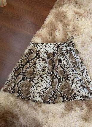 Легкая юбка в змеиный принт от missguided