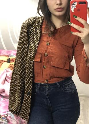 Блузка укороченная с карманами