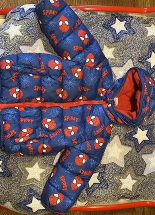 Комплект зимний spider man куртка зимняя,шапка шарф перчатки и зимние сапожки на ребеночке 3-4 года