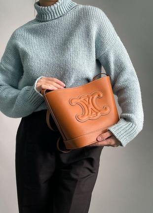 Женская сумка celine small bucket cuir triomphe in smooth calfskin tan brown2 фото