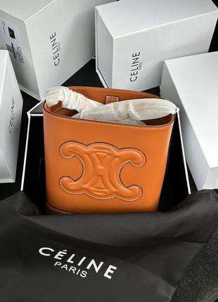 Женская сумка celine small bucket cuir triomphe in smooth calfskin tan brown3 фото
