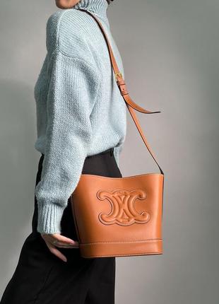 Женская сумка celine small bucket cuir triomphe in smooth calfskin tan brown6 фото