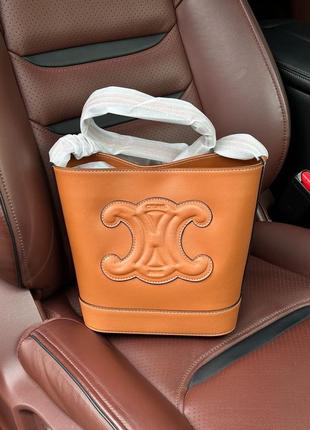 Женская сумка celine small bucket cuir triomphe in smooth calfskin tan brown4 фото