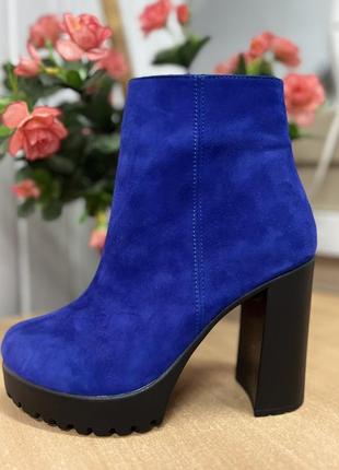 Синие замшевые ботильоны на каблуке классические