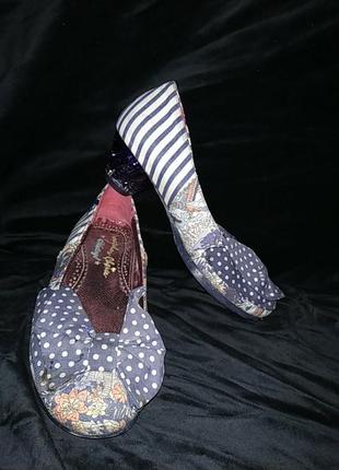 Оригинальные туфли с прозрачным каблуком irregular choice