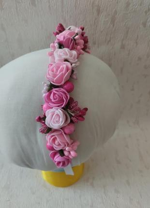 Аксесуари, прикраси на свято весни. весняний, літній вінок обруч обідок ободок з квітами