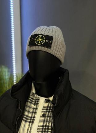 Мужская шапка stone island с патчем серая