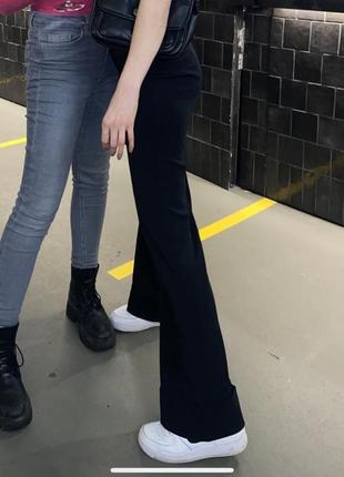 Черные классические брюки штаны клешь clockhouse со стрелками подворотами клешь на средней низкой талии