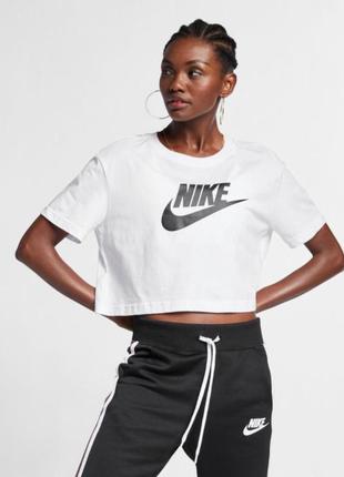 Футболка nike sportswear essential розмір m