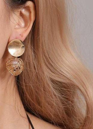 Жіночі сережки у формі пластини кулі декор перлів колір золотистий1 фото