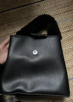 Сумка чорна з пухнастою ручкою accessoires сумочка2 фото