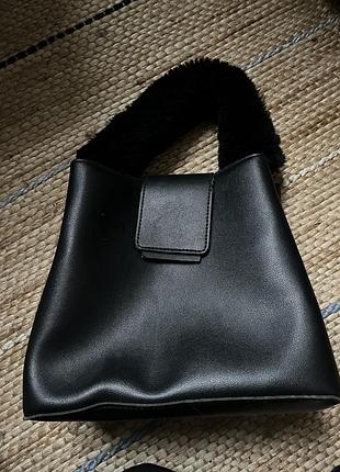 Сумка чорна зі зйомною пухнастою ручкою accessoires сумочка