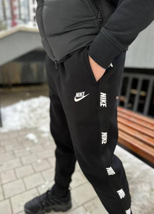 Мега популярні спортивні штани nike з лампасами по бокам6 фото