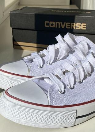 Білі кеди в стилі converse