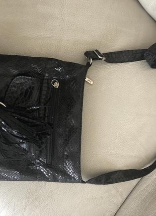 Чорна сумка з довгою ручкою