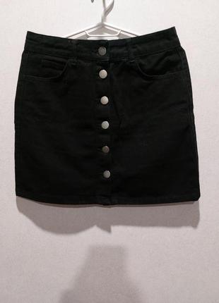 Черная джинсовая юбка на пуговицах2 фото
