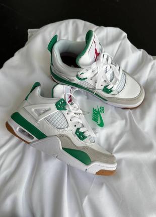 Женские кроссовки зеленые с белым в стиле nike air jordan 4 retro x sb pine green