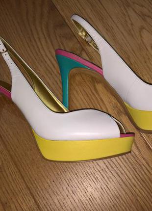 Яскраві шкіряні босоніжки від nine west