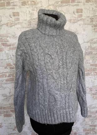 Серый свитер крупной вязки