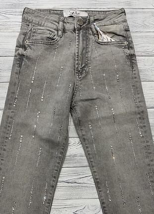 Женские джинсы raw светло-серого цвета со стразами3 фото
